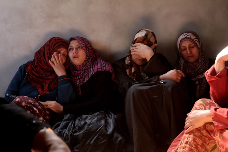 Palestinian women mourn the death of Mahmoud Raed Saddllah, a 4-year-old child, killed in a bombing attack on Jabalia, Gaza Strip, November 16, 2012.