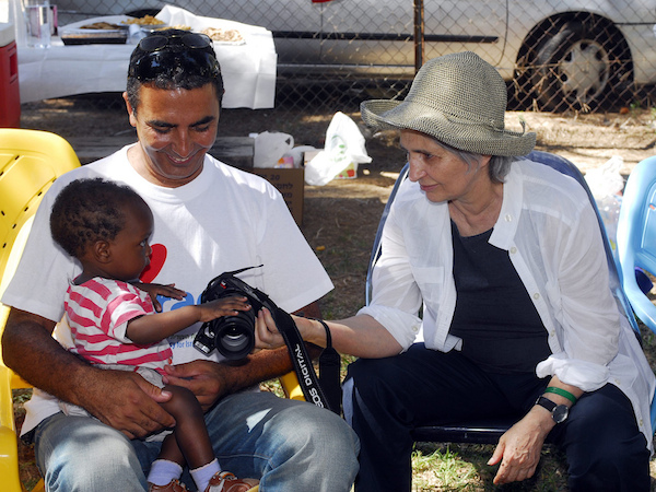 Aliza Olmert at a photo-op with Sudanese refugees along the Egyptian border, July 19, 2007. (Photo: Avi Ohayon/GPO)
