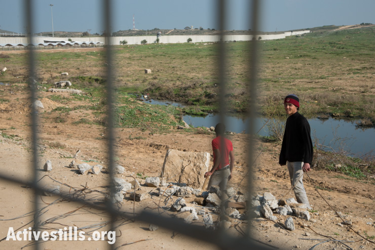 Palestinian workers salvage building materials near Erez Crossing at the northern border between Gaza and Israel, Beit Hanoun, February 18, 2014. (photo: Ryan Rodrick Beiler/Activestills.org)