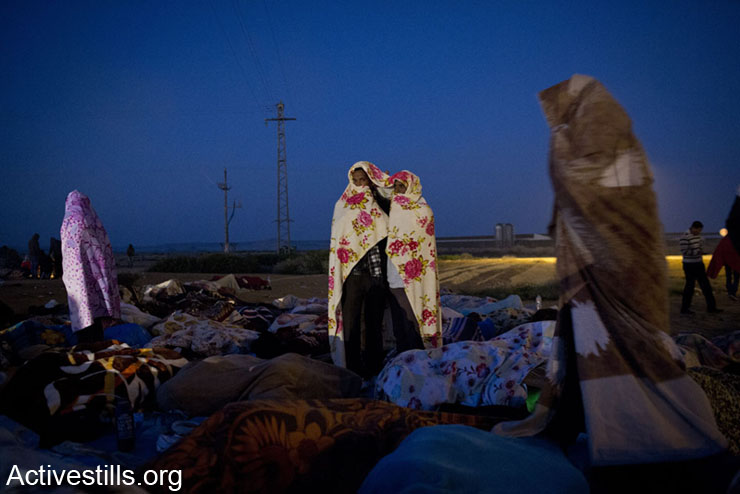 African asylum seekers wake up in the early morning of a second day of protest outside the Holot detention center where hundreds of Aylum seekers are jailed, February 18, 2014 in the southern Negev desert of Israel.