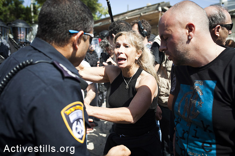 Residents of Givat Amal argue with policemen. (photo: Shiraz Grinbaum/Activestills.org)