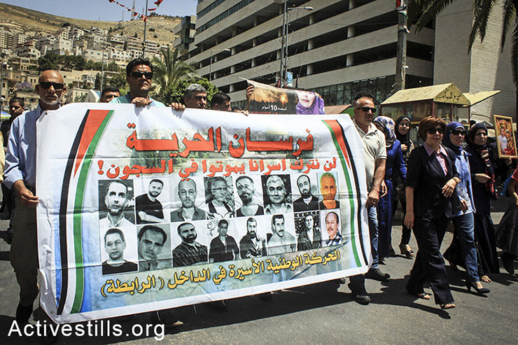 Palestinians demonstrate in solidarity with  hunger-striking Palestinian administrative prisoners, Nablus, West Bank, May 03, 2014. (Ahmad al-Bazz/Activestills.org)