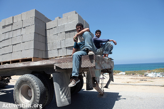 Construction workers in the Gaza Strip (Photo by Anne Paq/Activestills.org)