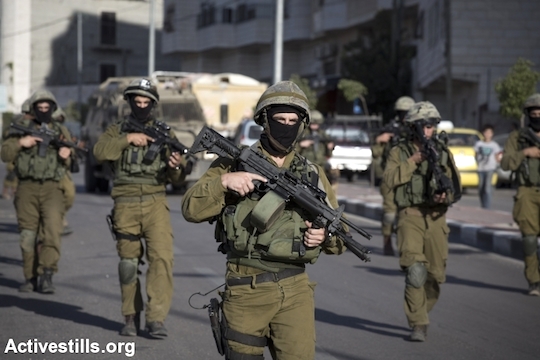Israeli army soldiers take part in the search operation for three kidnapped Israeli teenagers, on June 17, 2014 in the West Bank town of Hebron. [File photo by Oren Ziv/Activestills.org)