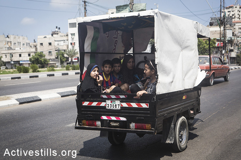 Gazans flee the Shejaiya area after Israeli tanks invaded the area, bombarding it heavily, causing over 60 casualties and hundreds wounded, July 20, 2014.  (Basel Yazouri/Activestills.org)