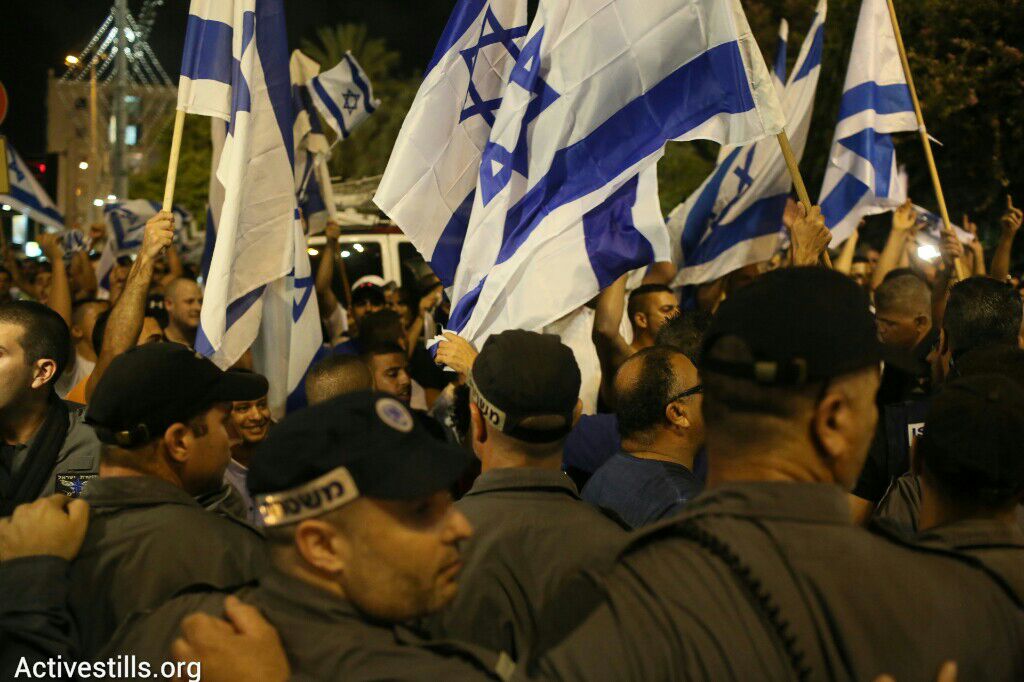 Police stand between the anti-war demonstration and rightist counter-protesters, Tel Aviv, July 26, 2014. (photo: Activestills.org)