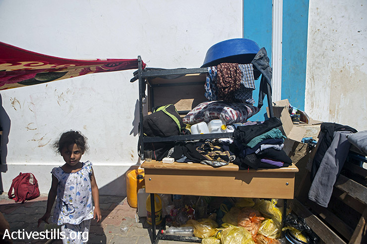 Displaced Palestinians find refuge in Jabaliya school, Jabaliya refugee camp, Gaza Strip, July 28, 2014. (Anne Paq/Activestills.org)
