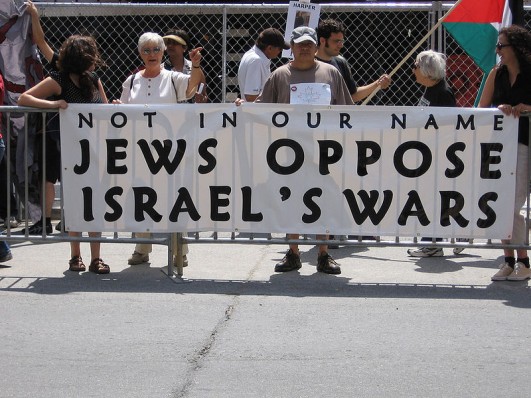 Jewish protesters demonstrate again Israel's offensive on Lebanon, August 12, 2006, in Toronto, Canada (photo: Wikimedia)