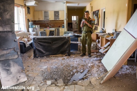 Meanwhile, the Israeli cabinet approved the call-up of an additional 10,000 reserve soldiers. (photo: Activestills)