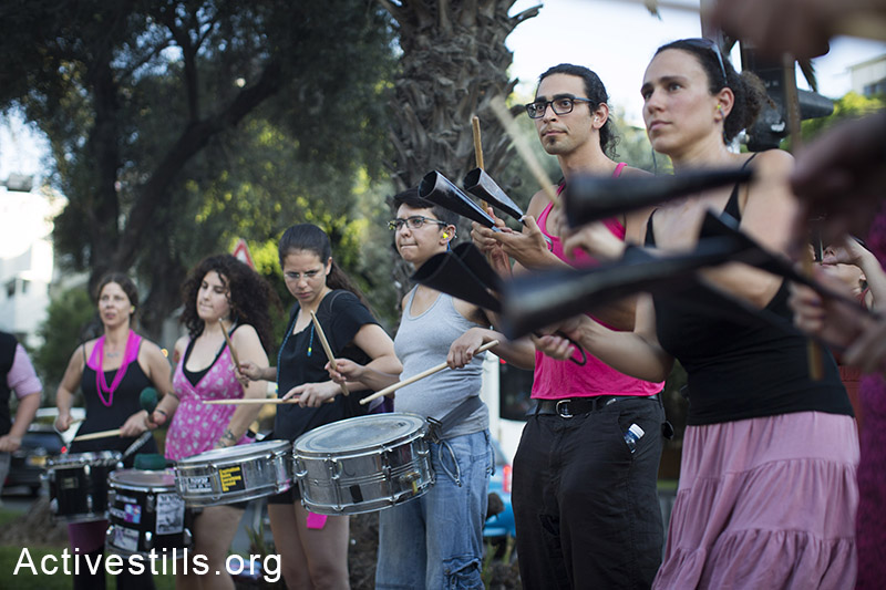 Israeli activists from the group 'rhythms of resistance' play music in centre Tel Aviv as the protest against the Israeli government's policy to cut off of welfare services during the attack on Gaza, August 26, 2014. (Activestills.org)