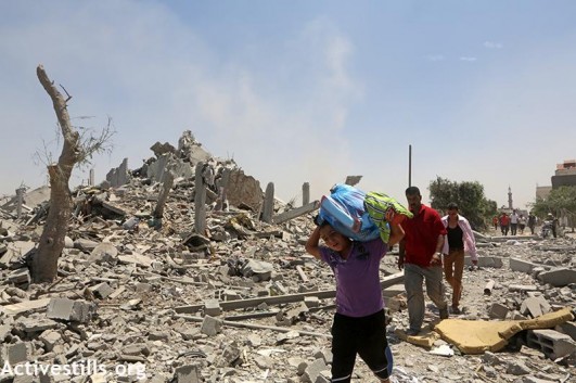 During a temporary ceasefire residents of Khuza'a return to find their homes destroyed and retrieve the bodies of those killed. The temporary ceasefire later fell apart and fighting in the area was renewed, August 1, 2014 (photo: Activestills)