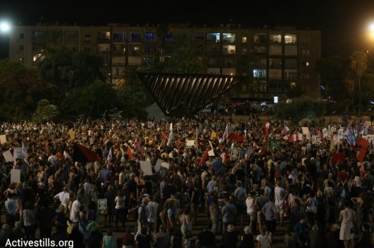 Thousands gather at a pro-peace rally in Tel Aviv, calling for a just peace and an end to violence in Gaza, Tel Aviv, August 16, 2014. (photo: Activestills)