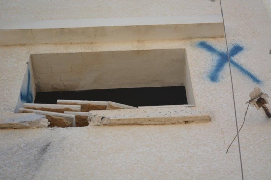 An 'X' spraypainted outside the window of a Palestinian home to signal to other IDF soldiers not to shoot there, the Gaza Strip, August 2014. (photo: Alexandr Nabokov)