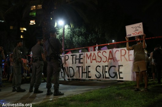 Israelis in Tel Aviv protest against Israel's assault on Gaza, calling for a ceasefire and an end to the blockade of the Strip, Tel Aviv, August 23, 2014. (Photo: Activestills)