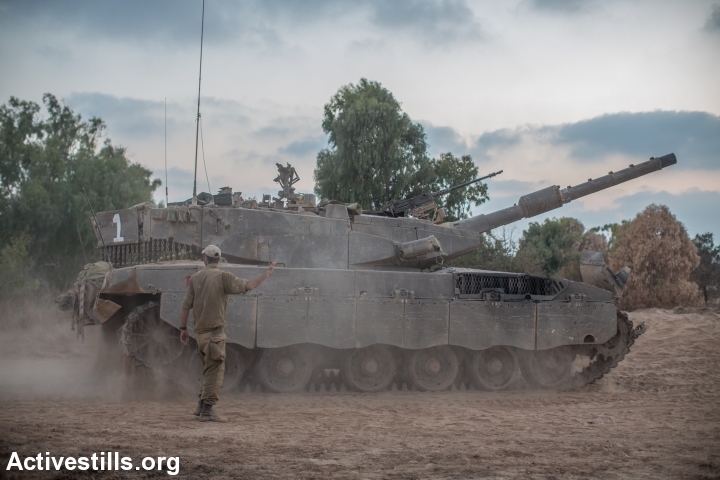 Israeli tanks on the Israel-Gaza border. (photo: Activestills.org)