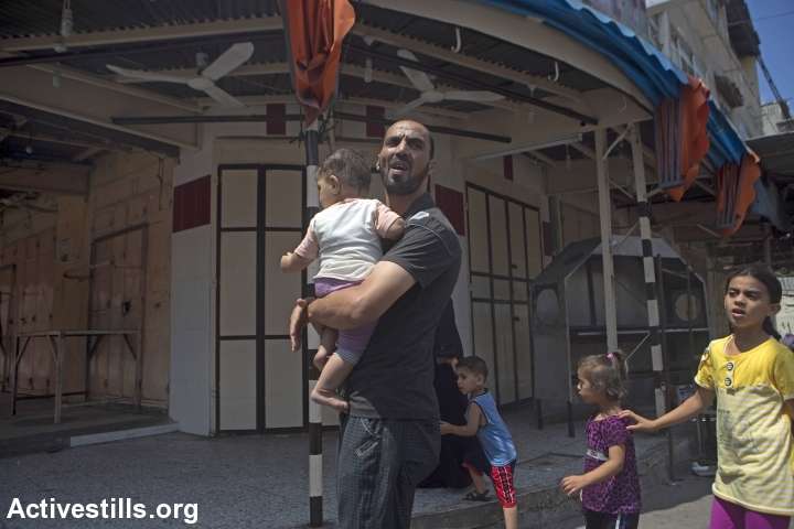 Palestinians from Shejaiya area flee their homes and look for shelter in Gaza city following a large-scale Israeli attack on their neighborhood, Gaza City, July 20, 2014. Spokesman of the Palestinian ministry of health Ashraf al-Qidra said rescue teams evacuated more than 80 dead bodies from destroyed houses in Shejaiya including 17 children, 14 women and 4 elderly people. More than 200 injured people were taken to al-Shifa Hospital. Death toll in the Gaza Strip accedes 392 with over 2650 wounded since the beginning of the Israeli offensive. (photo: Anne Paq / activestills)