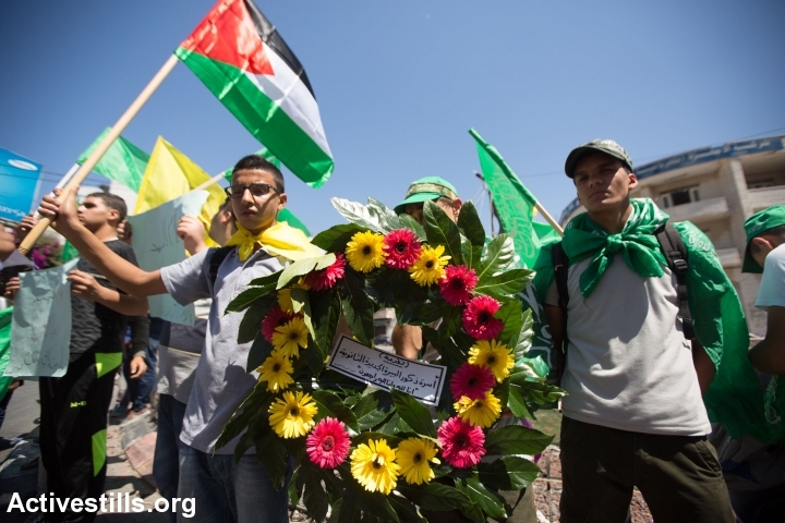 The funeral of Eissa al-Qotri at the Al-Amari refugee camp near the West Bank city of Ramallah, September 10, 2014. Al-Qotri was killed by the Israeli army early on September 10, 2014 during clashes between Palestinians and Israeli soldiers after the Israeli army raided the camp. (photo: Faiz Abu Rmeleh/Activestills)