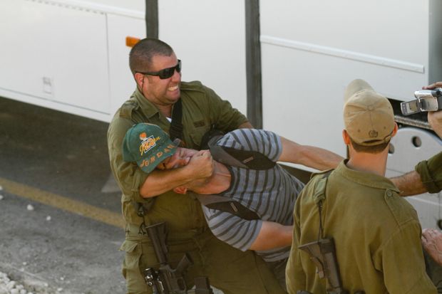Haaretz reporter assaulted by IDF soldiers near Jericho