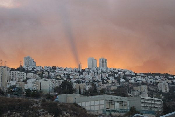 The flames of the Carmel fire seen on the backround of the town of Nesher (photo: grebulon/flickr)