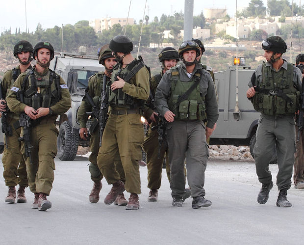 IDF soldiers advance in Al Ma'asara (Yossi Gurvitz)