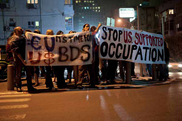 Protest in Front of American Embassy in Tel Aviv. Photo: Karen Zack/activestills.org
