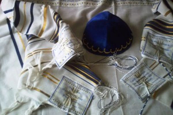 Tallit and Kippa from a Glasgow synagogue, 2007 (Photo: Jimmy MacDonald/flickr)