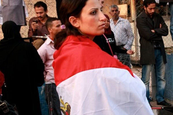 Cairo democracy activist wrapped in an Egyptian flag (photo: Lisa Goldman)