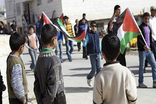 Palestinian children watch a demonstration in Al Ma'sara Photo:activestills.org