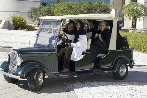Women driving, November 2005, Riyadh (Photo: Khowaga1/flickr)