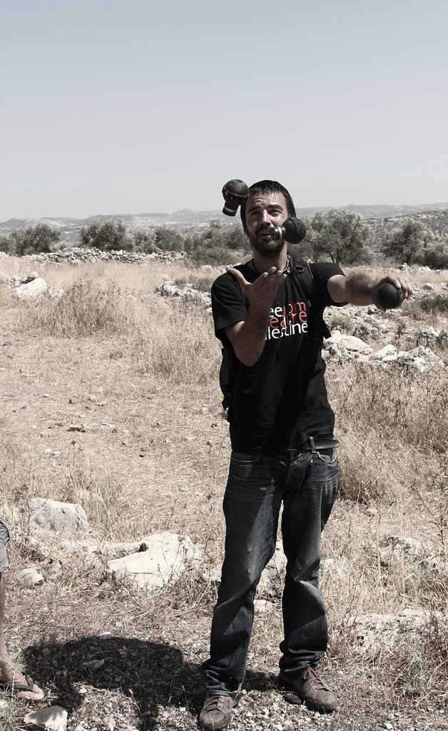 Juggling, West Bank style
