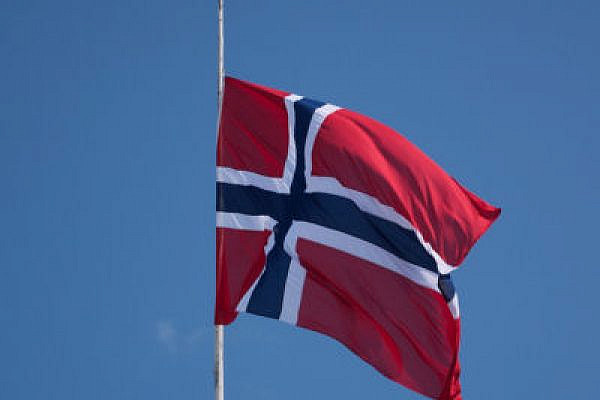 Norwegian flag at half mast, Oslo, following the massacre (photo: HansMartin, Flickr)