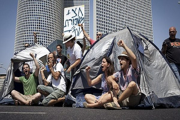 Tent City protestors blocking roads (photo: Oren Ziv/activestills)