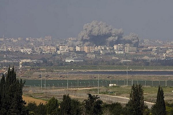 Air strike seen from Israeli Gaza border, 11/1/2009 (Photo: Oren Ziv/Activestills)