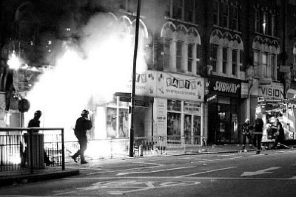 Burning shop in London, UK, August 8 2011 (photo: Andy Armstrong / CC BY-SA 2.0)