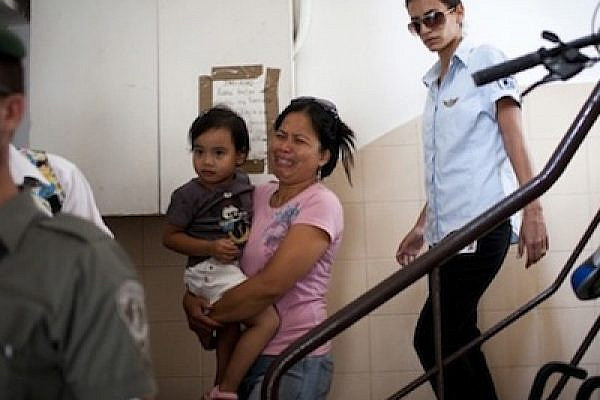 Deportation of foreign worker and child, Aug 19 2011 (Photo: Activestills)