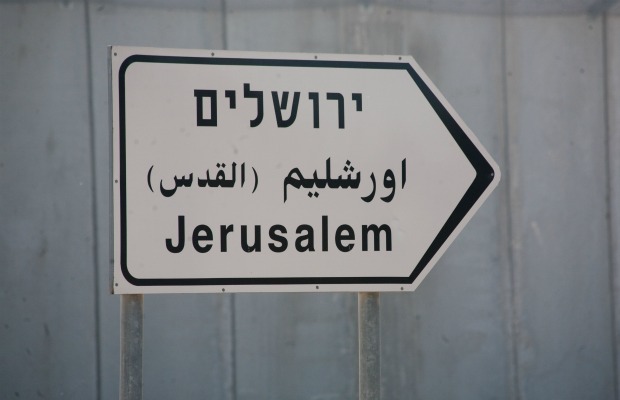 Sign post in Israel indicating the direction of Jerusalem in three languages (photo: izahorsky/flickr cc)