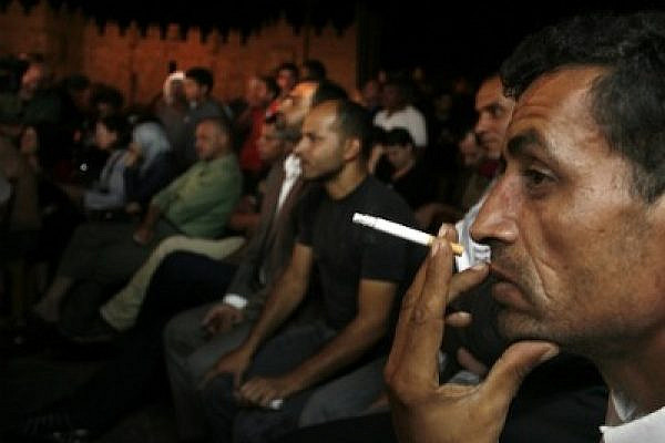 Palestinians in E. Jerusalem watching Abbas' UN speech, 23 Sept, 2011 thumb (Photo: Eyal Warshavsky)