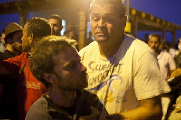 Yossi Ben Arush, police investigator, attacks a protester (Photo: Activestills)