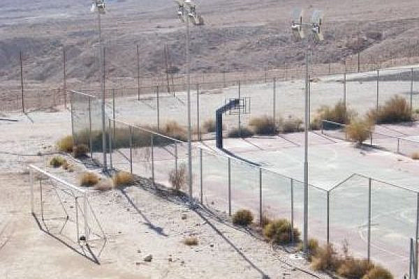Empty basketball court in Israel (photo: flickr/Vadim Lavrusik)
