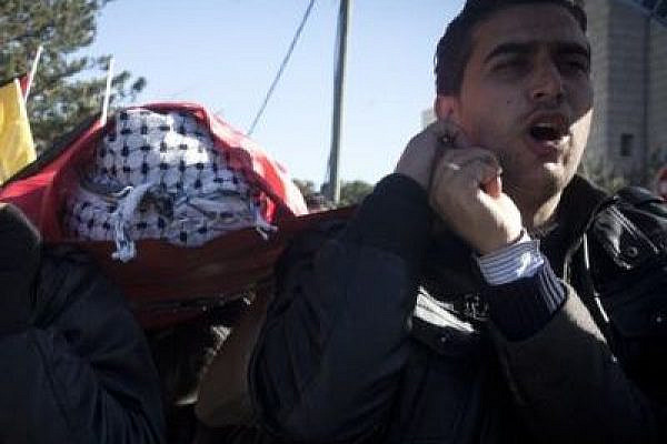 Mourners carry Mustafa Tamimi's body through Ramallah (photo: Activestills)