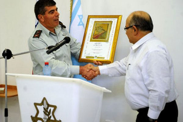 Meir Dagan (R) with Gen. Gabi Ashkenazi (Photo: Israel Defense Forces, CC BY-NC-SA 2.0)