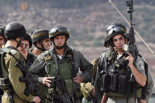IDF gunmen in Al Ma'asara (photo: Yossi Gurvitz)