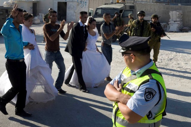 Wedding procession at Ma'asara before the arrests (Oren Ziv / Activestills)