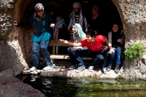 Women at the Al-Kous spring (Oren Ziv / Activestills)