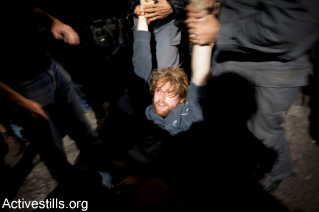 Zochrot activists carried by police (Activestills)