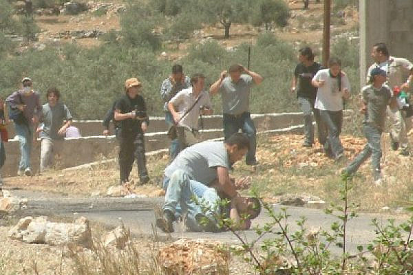 IPS undercover agent arresting demonstrator in Bil'in, April 2005 (Oren Ziv / Activestills)