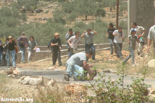 IPS undercover agent arresting demonstrator in Bil'in, April 2005 (Oren Ziv / Activestills)