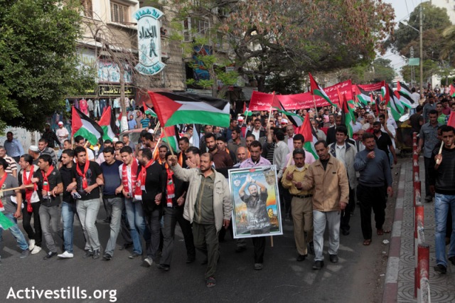 Supporting prisoners in May Day Gaza demonstration (Anne Paq / Activestills)