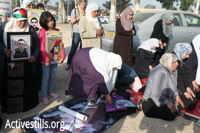 Palestinian mothers outside Ramle prison compund (Oren Ziv / Activsetills)