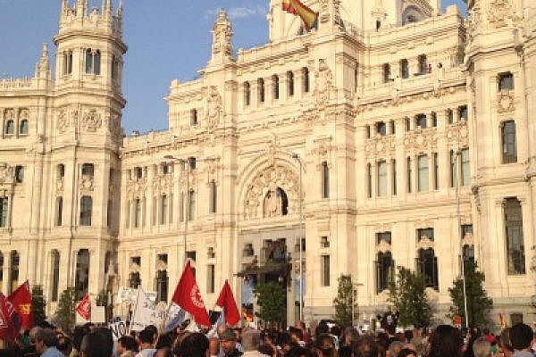 Spanish demonstrators outside of the Madrid City Hall protest government austerity measures, July 19, 2012 (photo: Roee Ruttenberg)